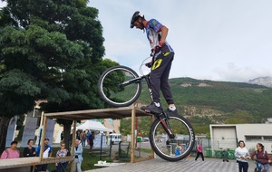 COUR DE VTT TRIAL SUR GRENOBLE
DEMOSTRATION A VIF